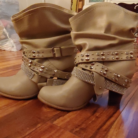 Taupe boots with rhinestones and studs - Picture 3 of 6